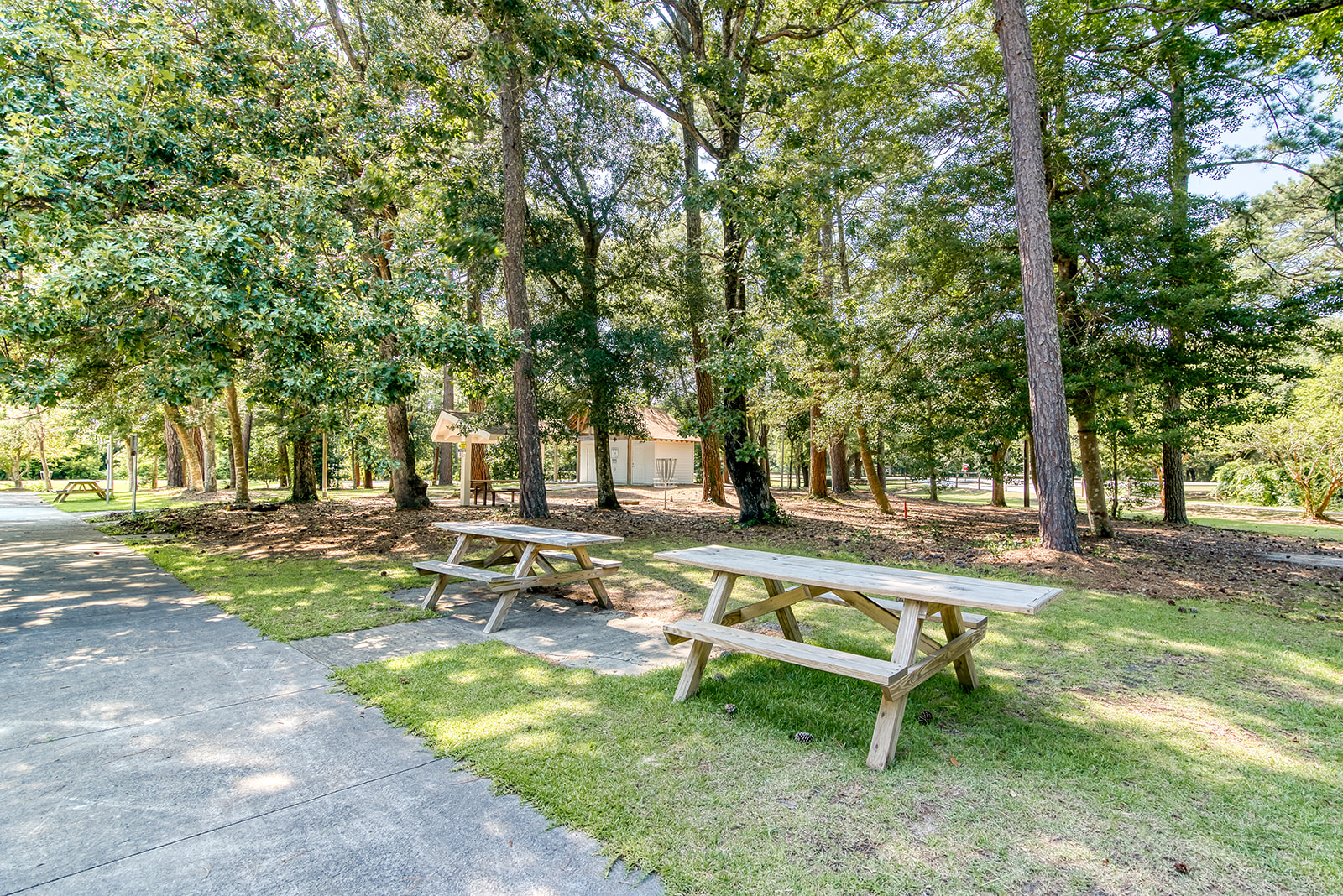Image of picnic tables and shelter in North End Park in Kitty Hawk.