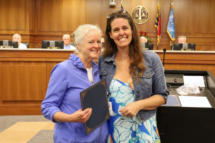 Image of Lita Minerich receiving her certificate from Shannon Glaser.